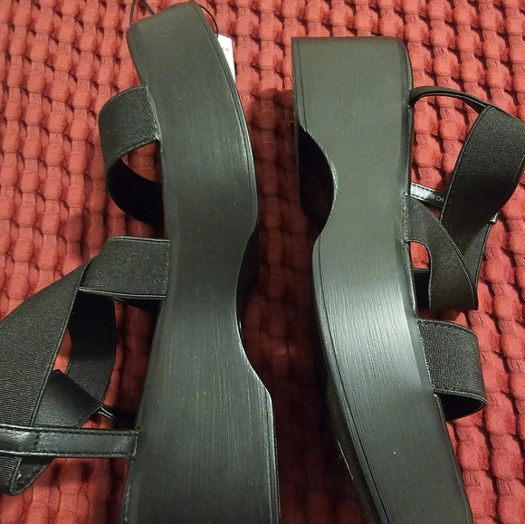 NWOT Torrid Strappy Flatform shoes sz. 6.5w - Picture 4 of 5